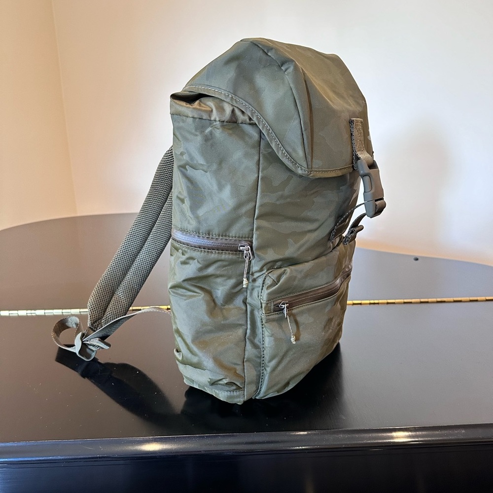 NWT Rare Minimalist Athletic Athleisure Athleta camo Venture Utility Backpack - Picture 9 of 17